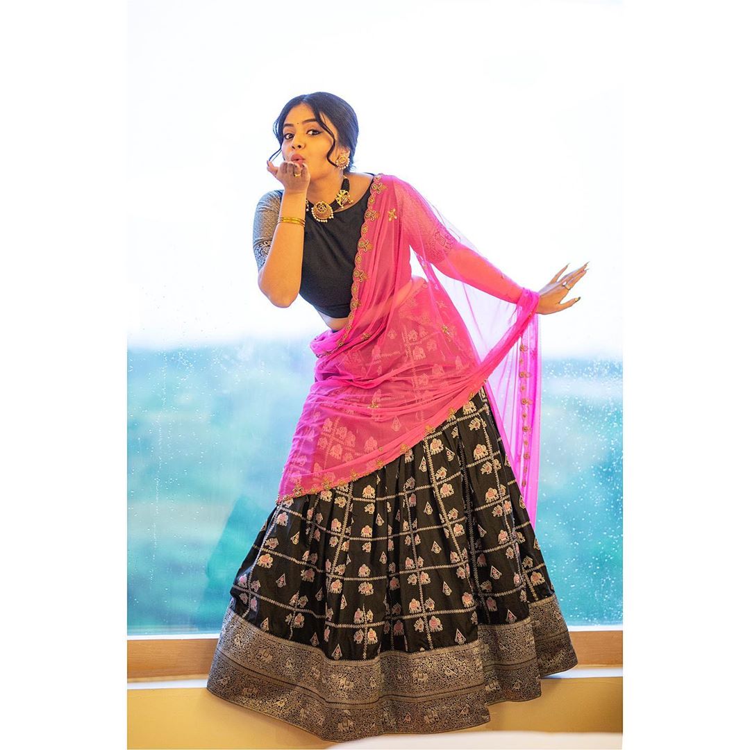 శ్రీముఖి ఫోటో షూట్ Photo: Instagram.com/sreemukhi