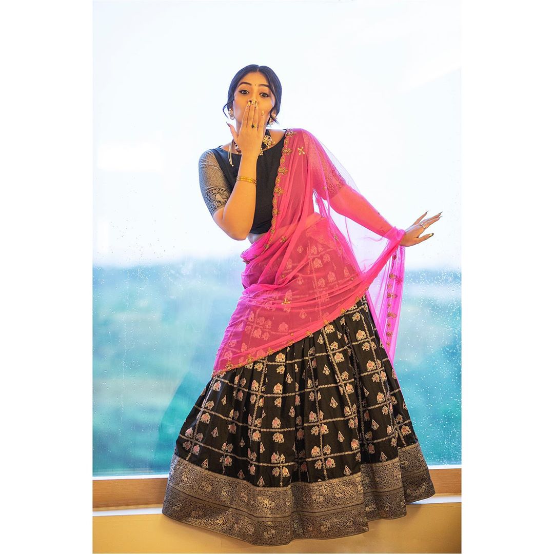 శ్రీముఖి ఫోటో షూట్ Photo: Instagram.com/sreemukhi