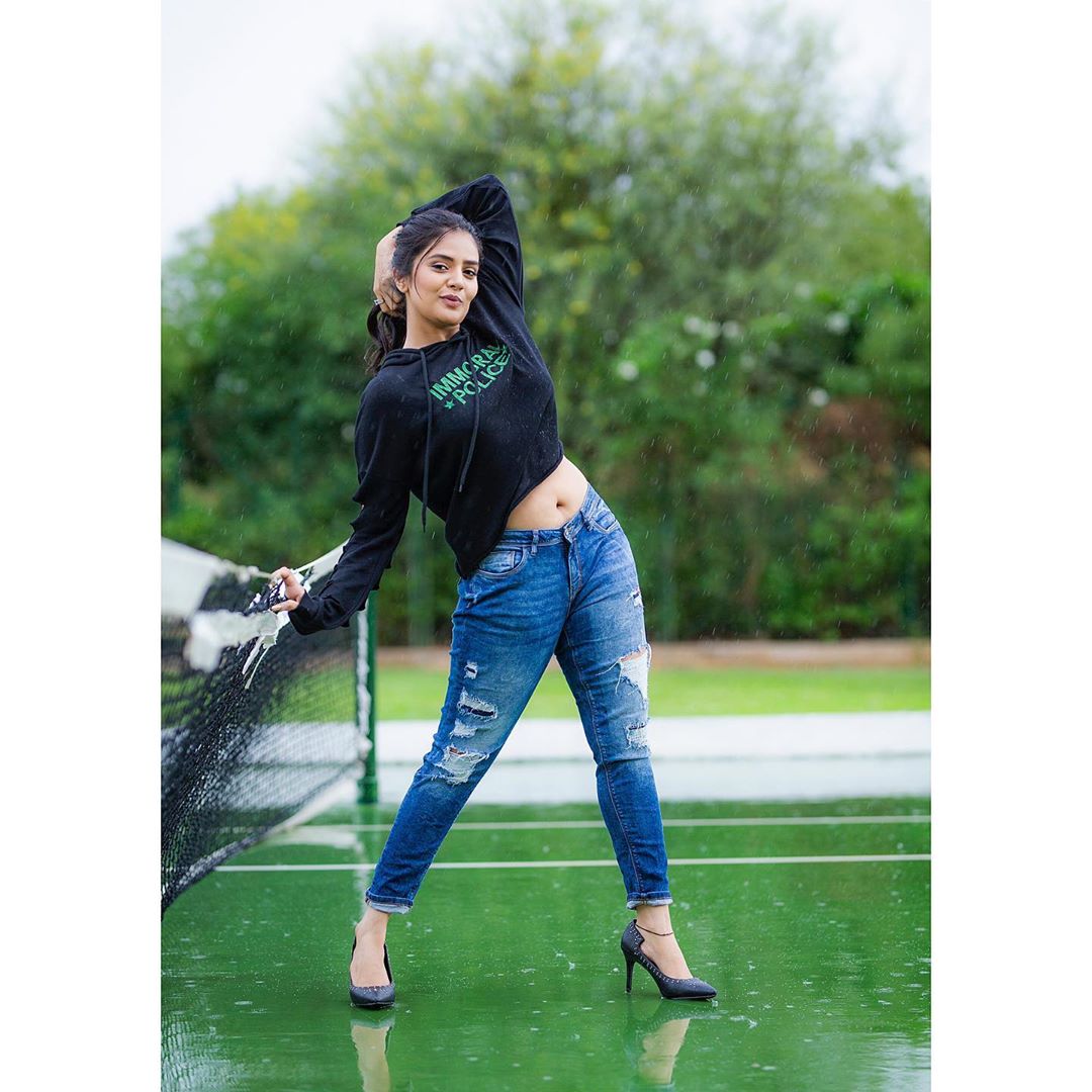 యాంకర్ శ్రీముఖి హాట్ ఫోటోషూట్ Photo: Instagram.com/sreemukhi