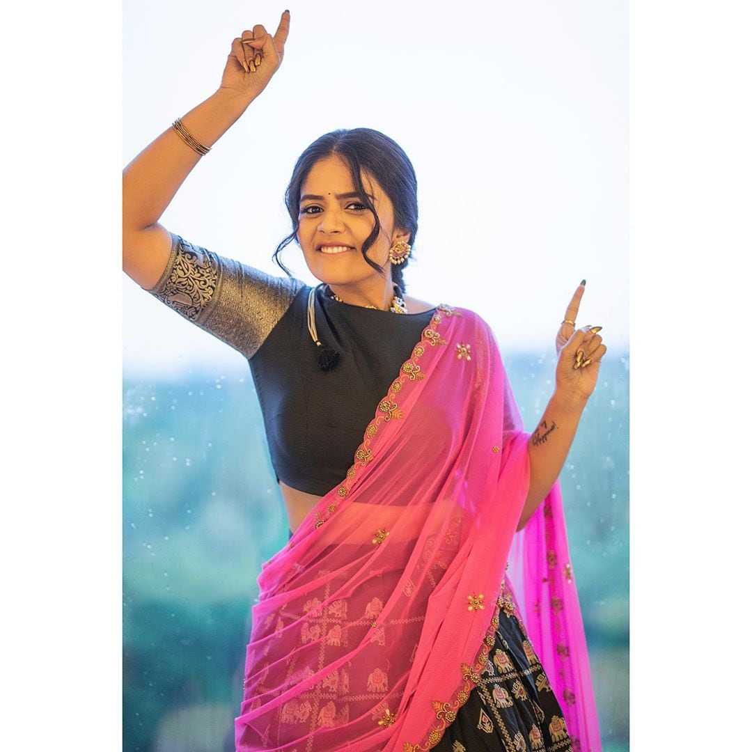 శ్రీముఖి ఫోటో షూట్ Photo: Instagram.com/sreemukhi