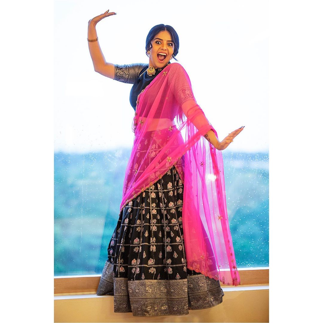 శ్రీముఖి ఫోటో షూట్ Photo: Instagram.com/sreemukhi