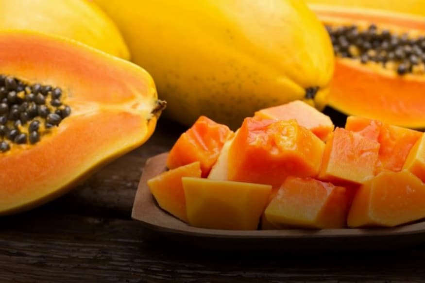  కాన్సర్‌‌పై పోరాడే గుణాలు బొప్పాయిలో ఉన్నాయి. ఇందులో బీటాకెరోటిన్‌, లూటిన్‌ వంటి యాంటీ ఆక్సిడెంట్లు కాన్సర్‌ వైరస్‌తో పోరాడతాయి. ఇది కొలన్‌, గర్భాశయ కాన్సర్‌లను తగ్గిస్తుంది.