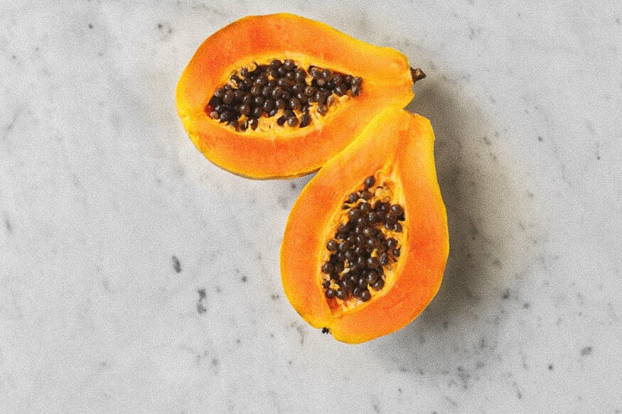  నారింజ, యాపిల్‌ కంటే బొప్పాయిలో విటమిన్‌ ఇ చాలా ఎక్కువగా ఉంటుంది. అందువల్ల మన స్కిన్ సున్నితంగా, మృదువుగా, కోమలంగా మారడానికి బొప్పాయి ఉపయోగపడుతుంది.