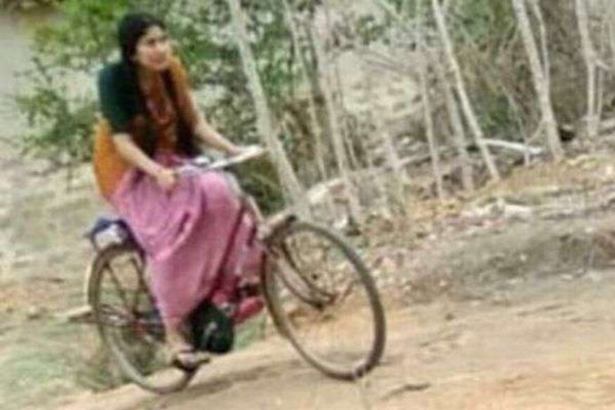 Sai Pallavi Virata Parvam movie scene leaked and a pic goes viral in Social media pk.. అవును.. నిజంగానే సాయిపల్లవి ఇప్పుడు సైకిల్ ఎక్కింది. అంటే రాజకీయాల్లోకి కానీ వచ్చేసిందా ఏంటి అనుకోవద్దు.. ఇక్కడ సైకిల్ ఎక్కడం అంటే సినిమా కోసమే. తెలుగుదేశం కోసం అస్సలు కాదు.. sai pallavi,sai pallavi twitter,sai pallavi instagram,sai pallavi virata parvam leaked,virata parvam leaked scenes,virata parvam first schedule,sai pallavi new movie,rana and sai pallavi act in virata parvam 1992,virata parvam,virata parvam movie,sai pallavi virata parvam 1992,sai pallavi virata parvam 1992 movie,sai pallavi movies,virata parvam movie launch,rana daggubati to romance sai pallavi for virata parvam,virata parvam 1992,rana sai pallavi,sai pallavi act in virata parvam 1992,rana sai pallavi movie,sai pallavi venu udugula,virata parvam leaked rana daggupati,sai pallavi rana daggupati,telugu cinema,సాయిపల్లవి,విరాట పర్వం లీక్స్,విరాట పర్వం సాయిపల్లవి లీక్,సైకిల్ ఎక్కిన సాయిపల్లవి,తెలుగు సినిమా,సాయిపల్లవి రానా