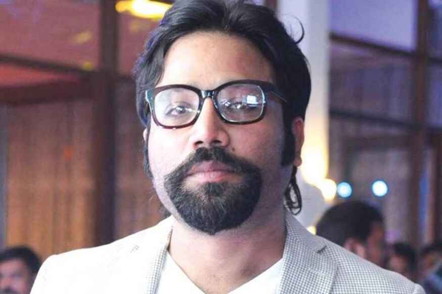 Kabir Singh Director Sandeep Reddy Vanga Says His Film Never Supported Murder pk అర్జున్ రెడ్డి అనే ఒకే ఒక్క సినిమాతో ఇండియన్ సినిమాను తనవైపు తిప్పుకున్నాడు సందీప్ రెడ్డి వంగా. అయితే ఈ చిత్రం కుర్రాళ్లపై కూడా విపరీతమైన ప్రభావం చూపించింది. ఇప్పుడు ఈ చిత్రం చూసి ఓ వ్యక్తి.. sandeep reddy vanga twitter,Kabir Singh,Kabir Singh Box Office Collection,Kabir Singh criticism,kiara advani,Sandeep Reddy Vanga,Shahid Kapoor,Tiktok star Johny Dada,kabir singh murder,kabir singh ashwani kumar,TikTok user Ashwani Kumar,tiktok videos,tiktok,telugu cinema,arjun reddy,సందీప్ రెడ్డి వంగా,అర్జున్ రెడ్డి,కబీర్ సింగ్ ట్విట్టర్,టిక్ టాక్ స్టార్ జాన్ దాదా,తెలుగు సినిమా