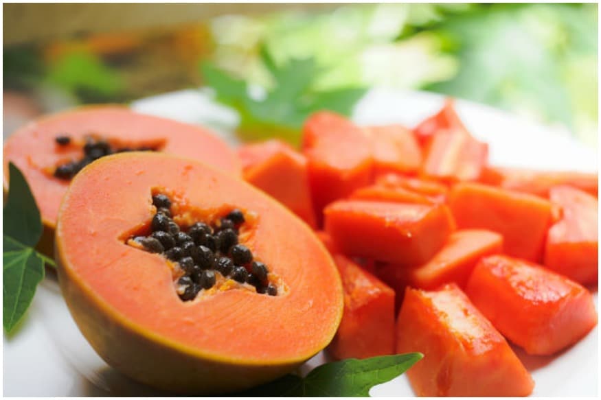  బొప్పాయిలోని ప్లేవనాయిడ్స్‌, పొటాషియం, మినరల్స్‌, కాపర్‌, మెగ్నిషియం, ఫైబర్‌ వంటి పోషకాలు మనకు ఎంతో మేలు చేస్తాయి. డెంగీ ఫీవర్‌తో బాధపడేవారికి ఎర్ర రక్త కణాల సంఖ్య తగ్గిపోతుంది. అలాంటి వారు తప్పనిసరిగా బొప్పాయి తినాలి. ఫలితంగా ప్లేట్ లెట్స్ మళ్లీ వేగంగా పెరుగుతాయి. బొప్పాయి ఆకుల రసం తాగినా చక్కటి ఫలితం ఉంటుంది.