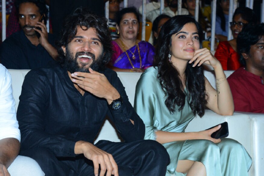 vijay devarakonda shocked with a fan attack in dear comrade pre release event when he was talking pk ఈ మధ్య హీరోలు బయటికి ఎక్కడికి రావాలన్నా కూడా భయపడుతున్నారు. ఎంత హీరోలైనా కూడా వాళ్లు కూడా మనుషులే కదా.. వాళ్లకు కూడా భయం ఉంటుంది. వేల మందిలో ఉన్నపుడు మాట్లాడాలంటే కళ్లు ఒళ్లు దగ్గర పెట్టుకుని ఉండాలి. vijay devarakonda,vijay devarakonda twitter,fan attacked vijay devarakonda,dear comrade movie review,dear comrade pre release event,dear comrade,dear comrade trailer,dear comrade movie,dear comrade songs,dear comrade telugu movie,dear comrade pre release,dear comrade review,dear comrade pre release event live,dear comrade pre release event today,dear comrade pre release event update,vijay deverakonda,vijay devarakonda speech,vijay devarakonda interview,vijay devarakonda dear comrade,vijay devarakonda movies,vijay deverakonda movies,vijay devarakonda fans,vijay devarakonda songs,vijay devarakonda greatness,vijay devarakonda new movie,rashmika vijay devarakonda,vijay devarkonda,rashmika and vijay devarakonda,vijay deverakonda scenes,vijay deverakonda interview,telugu cinema,విజయ్ దేవరకొండ,విజయ్ దేవరకొండకు షాకిచ్చిన అభిమాని,విజయ్ దేవరకొండ కాళ్లపై పడిన ఫ్యాన్,డియర్ కామ్రేడ్ ప్రీ రిలీజ్ వేడుక