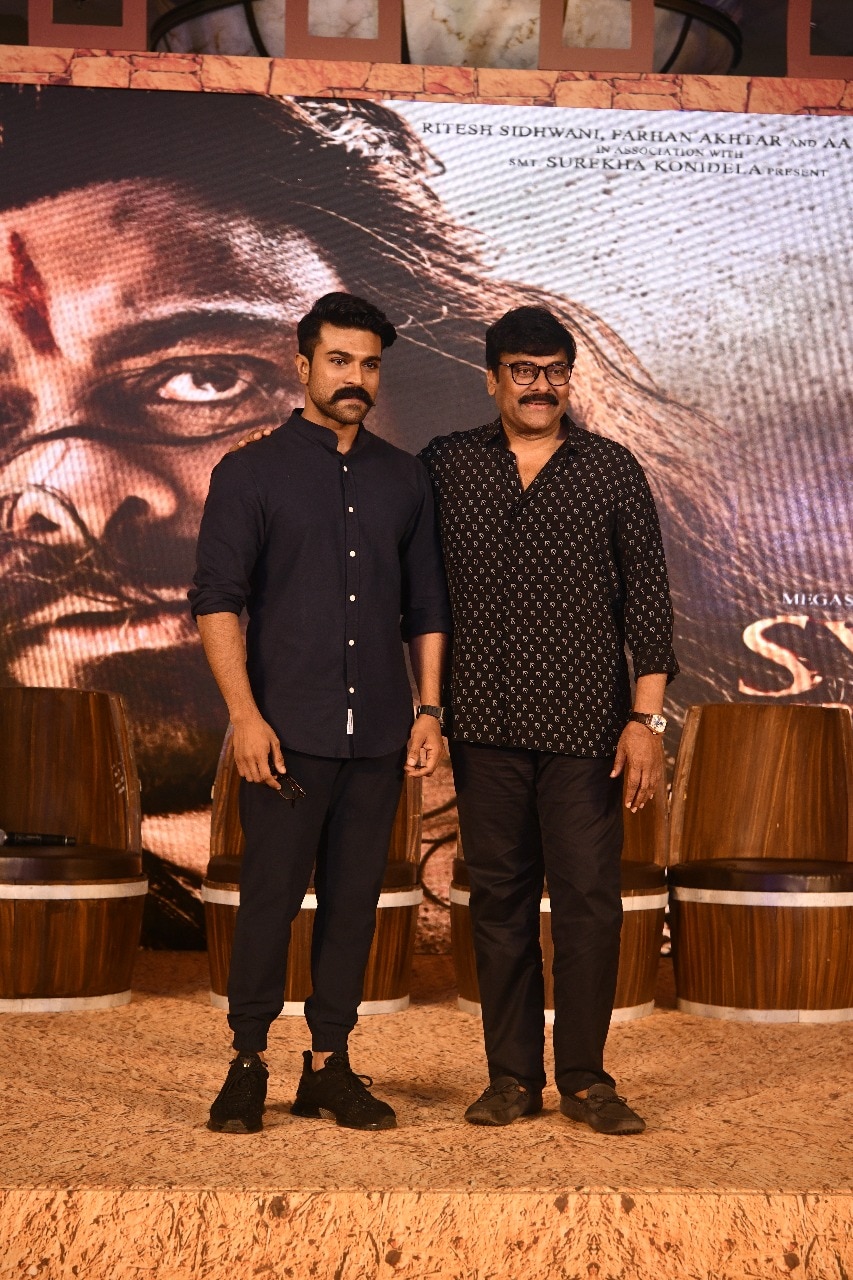 Megastar Chiranjeevi Sye Raa Narasimha Reddy movie teaser launch photos in Mumbai సైరా టీజర్ లాంఛ్ వేడుక ముంబైలో ఘనంగా జరిగింది. అమితాబ్, నయనతార మినహా మిగిలిన చిత్రయూనిట్ అంతా వేడుకకు వచ్చారు. అంగరంగ వైభవంగా జరిగిన ఈ వేడుకతో నేషనల్ వైడ్గా ట్రెండింగ్ అయిపోయింది సైరా టీజర్. వేడుక అనంతరం ప్రభాస్ను కూడా కలిసి మీడియాకు పోజులిచ్చారు చిరంజీవి, రామ్ చరణ్. sye raa,sye raa teaser,sye raa narasimha reddy,sye raa narasimha reddy teaser,sye raa narasimha reddy teaser released,Sye Raa Narasimha Reddy,Sye Raa Narasimha Reddy movie,ram charan facebook,konidela production company,konidela production company twitter,Sye Raa Narasimha Reddy twitter,Sye Raa Narasimha Reddy making video,Sye Raa Narasimha Reddy making,chiranjeevi Sye Raa Narasimha Reddy,megastar Sye Raa Narasimha Reddy,sye raa teaser,sye raa making video,Sye Raa Narasimha Reddy cast,Sye Raa Narasimha Reddy crew,nayanthara chiranjeevi,tamannaah Sye Raa Narasimha Reddy,chiranjeevi ram charan,ram charan rrr movie,telugu cinema,సైరా నరసింహా రెడ్డి,సైరా టీజర్,సైరా మేకింగ్ వీడియో,చిరంజీవి సైరా,చిరంజీవి రామ్ చరణ్,తెలుగు సినిమా