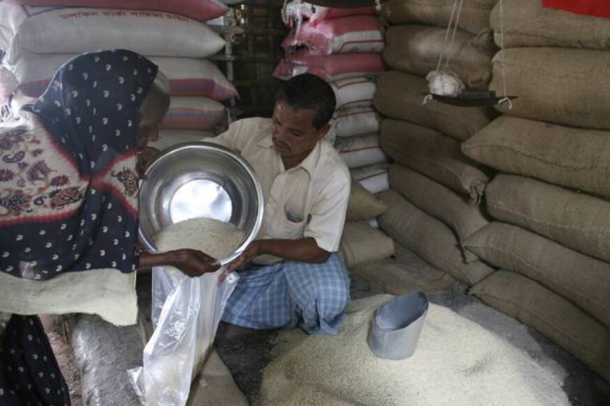ration door delivery by volunteers postponed in andhra pradesh, ఏపీలో ఇంటింటికి రేషన్ పంపిణీ వాయిదా... కారణం అదేనా ?