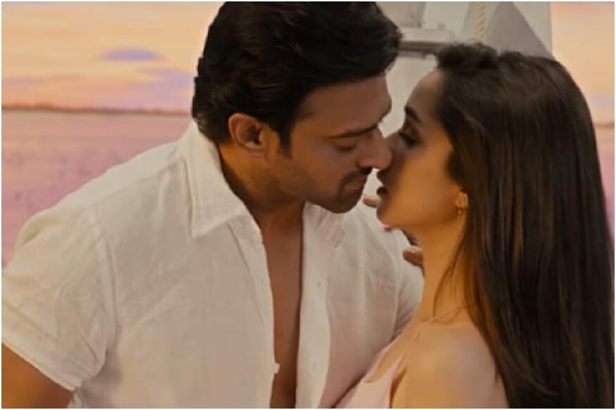Shraddha Kapoor opens about alcohol drinking and done weird things after caught by her mother pk శ్రద్ధా కపూర్ అంటే ఇన్నాళ్లు కేవలం బాలీవుడ్ హీరోయిన్లాగే ట్రీట్ చేసేవాళ్లు అభిమానులు. కానీ ఇప్పుడు అలా కాదు.. ప్రభాస్ సాహో సినిమాతో మన ప్రేక్షకులకు కూడా చేరువవుతుంది ఈ ముద్దుగుమ్మ. Shraddha Kapoor,Shraddha Kapoor twitter,Shraddha Kapoor hot,Shraddha Kapoor hot videos,Shraddha Kapoor saaho,Shraddha Kapoor instagram,Shraddha Kapoor dance,Shraddha Kapoor alcohol,Shraddha Kapoor drinking,Shraddha Kapoor mother,Shraddha Kapoor caught by mother,Shraddha Kapoor mother Shivangi Kapoor,shraddha kapoor prabhas,saaho interview,telugu cinema,శ్రద్ధా కపూర్,శ్రద్ధా కపూర్ శివంగి కపూర్,శ్రద్ధా కపూర్ మందు,శ్రధ్ధా కపూర్ సాహో,తెలుగు సినిమా