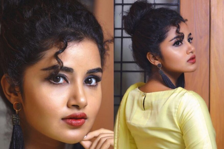 Anupama Parameawaran hot and cute hip movements in saree pics goes crazy pk ఇండస్ట్రీలో కొందరు హీరోయిన్లు ఉంటారు. వాళ్లకు అస్సలు అందాలు ఆరబోయడం ఇష్టం ఉండదు. కేవలం నటనతోనే వాళ్లు టాప్ ప్లేస్ చేరుకుంటారు. అందులో అనుపమ పరమేశ్వరన్ కూడా ఉంటుంది. Anupama Parameswaran,Anupama Parameswaran twitter,Anupama Parameswaran instagram,Anupama Parameswaran hip,Anupama Parameswaran saree,Anupama Parameswaran navel show,Anupama Parameswaran navel show in saree,Anupama Parameswaran twitter,Anupama Parameswaran instagram,Anupama Parameswaran photos,Anupama Parameswaran hot photos,Anupama Parameswaran navel,Anupama Parameswaran love t shirt,Anupama Parameswaran love,Anupama Parameswaran movies,telugu cinema,అనుపమ పరమేశ్వరన్,అనుపమ పరమేశ్వరన్ నడుము సోయగాలు,అనుపమ పరమేశ్వరన్ హాట్ ఫోటోస్,అనుపమ పరమేశ్వరన్ ట్విట్టర్,అనుపమ పరమేశ్వరన్ తెలుగు సినిమా