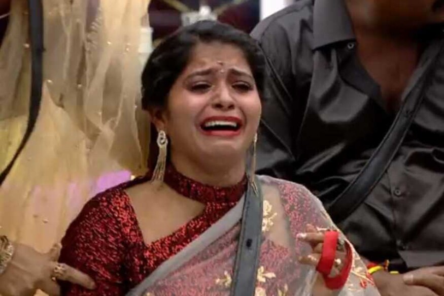 Bigg Boss Tamil contestant Madhumitha suicide attempt news goes viral in social media and Organizers sent out her immediately pk ఇప్పుడు ఈ ఒక్క న్యూస్ దక్షిణాది ఇండస్ట్రీని షేక్ చేస్తుంది. నిజంగానే ఇప్పుడు ఓ కంటెస్టెంట్ ఆత్మహత్యాయత్నానికి పాల్పడింది. అయితే ఇది తెలుగులో మాత్రం కాదు.. తమిళ బిగ్ బాస్ షోలో ఈ ఘటన జరిగింది. bigg boss 3,bigg boss 3 telugu,bigg boss 3 tamil,tamil bigg boss 3,bigg boss 3 tamil kamal haasan,madhumitha suicide attempt,madhumitha,madhumitha sucide attempt,mathumitha sucide attempt,madhumitha evicted,madhumitha suicide,tamil bigg boss 3 madhumitha suicide attempt,madhumitha to suicide attempt in 'bigg boss 3'?,madhumitha bigg boss fight,madhumitha bigg boss,madhumitha interview,tamil bigg boss contestant madhumitha attempt suicide,madhumitha sucide,jangiri madhumitha,madhumitha to suicide attempt,tamil cinema,బిగ్ బాస్,బిగ్ బాస్ 3,బిగ్ బాస్ 3 తమిళ్,మధుమిత సూసైడ్ అటెంప్ట్,తమిళ్ సినిమా