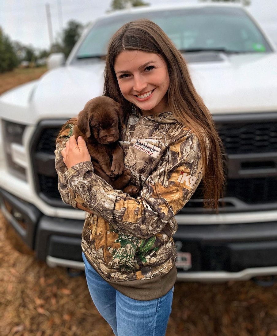 Pics వేటలో మేటి... అందాల హంటింగ్ బ్యూటీ హన్నా Woman Catches Catfish