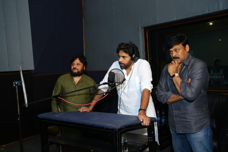 Will Rajinikanth Mohanlal lend their voices for Megastar Chiranjeevi Sye Raa Narasimha Reddy movie pk సైరా సినిమా కోసం కేవలం చిరంజీవి మాత్రమే కాదు.. ఇతర స్టార్ హీరోలు కూడా కష్టపడుతున్నారు. మెగాస్టార్ చిరంజీవి ఈ చిత్రం కోసం ఎంతగా కష్టపడుతున్నాడో.. చెమటోడుస్తున్నాడో ప్రత్యేకంగా చెప్పాల్సిన అవసరం లేదు. sye raa,sye raa teaser,sye raa teaser day,sye raa teaser 2,chiranjeevi sye raa teaser,sye raa narasimha reddy teaser,sye raa twitter,sya raa movie,sye raa movie teaser,pawan kalyan voice for sye raa,mohanlal voice for sye raa,rajinikanth sye raa voice,chiranjeevi rajinikanth,telugu cinema,sye raa teaser release date,sye raa teaser today,సైరా,సైరా నరసింహా రెడ్డి,సైరా టీజర్,సైరా పవన్ కళ్యాణ్,చిరంజీవి రజినీకాంత్,సైరా రజినీకాంత్ వాయిస్ ఓవర్,సైరా మోహన్ లాల్ వాయిస్ ఓవర్