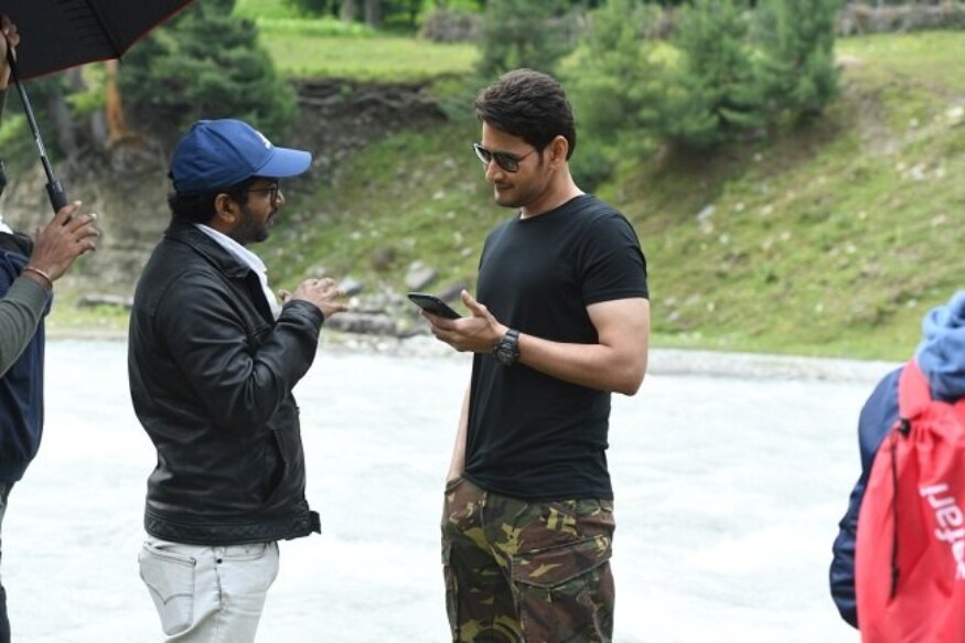 Mahesh Babu Sarileru Neekevvaru clash with Allu Arjun Trivikram Srinivas movie at Sankranti 2020 and makers have a different plan pk సంక్రాంతి వచ్చిందంటే కొత్త సినిమాల కోలాహలం కనిపిస్తుంది. ఒకేసారి రెండు మూడు సినిమాలు వస్తుంటాయి. ప్రతీసారి ఇదే జరుగుతుంటుంది. వచ్చే ఏడాది కూడా ఇదే సీన్ రిపీట్ కాబోతుంది. Mahesh Babu Sarileru Neekevvaru,Mahesh Babu Sarileru Neekevvaru movie,Sarileru Neekevvaru twitter,Mahesh Babu twitter,Sarileru Neekevvaru movie updates,Mahesh Babu Sarileru Neekevvaru sankranti 2020,allu arjun trivikram,allu arjun trivikram movie title,allu arjun trivikram title,allu arjun trivikram title Ala Vaikuntapuram Lo,allu arjun mahesh babu,allu arjun mahesh babu clash,allu arjun mahesh babu movies sankranti 2020,allu arjun mahesh babu movies,allu arjun mahesh babu box office,telugu cinema,అల్లు అర్జున్,మహేష్ బాబు,అల్లు అర్జున్ మహేష్ బాబు,అల్లు అర్జున్ సంక్రాంతి 2020,అల్లు అర్జున్ త్రివిక్రమ్ అలా వైకుంఠపురంలో,అల్లు అర్జున్ మహేష్ బాబు సంక్రాంతి 2020,