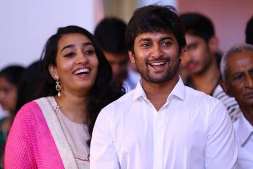  నాని భార్య అంజనా.. కాస్ట్యూమ్ డిజైనర్‌గా వర్క్ చేస్తుంది. బెంగళూర్ నిఫ్ట్ కాలేజీలో ఫ్యాషన్ డిజైనింగ్ పూర్తి చేసిన అంజనా.. ఇప్పుడు రాజమౌళి ఆర్కా మీడియాలో పని చేస్తుంది. వీళ్లు ప్రేమించే పెళ్లి చేసుకున్నారు. (Twitter/Photo)