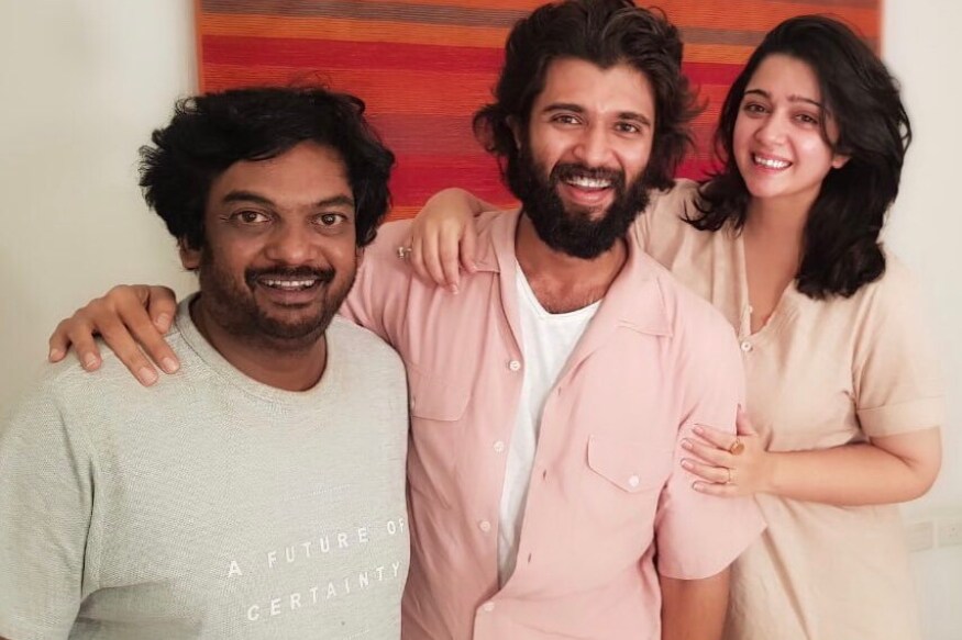 Vijay Devarakonda to follow Pawan Kalyan and Ravi Teja in his new movie Fighter with Puri Jagannadh pk అవును.. ఇప్పుడు నిజంగానే విజయ్ ఇదే చేయబోతున్నాడు. డియర్ కామ్రేడ్ ఫ్లాప్ తర్వాత కాస్త జోరు తగ్గించినట్లు కనిపించినా కూడా వరస సినిమాలు అయితే చేస్తున్నాడు ఈ కుర్ర హీరో. vijay devarakonda,puri jagannadh,vijay devarakonda fighter movie,vijay devarakonda martial arts,vijay devarakonda janhvi kapoor,vijay devarakonda pawan kalyan,vijay devarakonda ravi teja,telugu cinema,విజయ్ దేవరకొండ,విజయ్ దేరవకొండ పూరీ జగన్నాథ్,విజయ్ దేవరకొండ జాన్వీ కపూర్,విజయ్ దేవరకొండ పవన్ కల్యాణ్ రవితేజ,