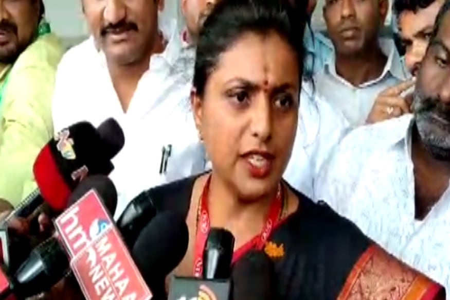 ysrcp mla roja slams tdp chief chandrababu naidu in kia motors car inauguration, కియా కారు ప్రారంభోత్సవంలో మాజీ సీఎం చంద్రబాబుపై ఏపీఐఐసీ ఛైర్మన్, ఎమ్మెల్యే రోజా తీవ్ర విమర్శలు గుప్పించారు. ఎన్నికల్లో ఓటమితో చంద్రబాబు మతిస్థిమితం లేకుండా మాట్లాడుతున్నారని మండిపడ్డారు.చంద్రబాబు పాలనంతా అవినీతి, లంచాలతో నడిచిందని ధ్వజమెత్తారు రోజా. విదేశాల నుంచి ప్రతినిధులను పిలిపించి డబ్బులు వృథా చేశారే తప్ప..ప్రజలకు ఏమీ చేయలేదని విరుచుకుపడ్డారు.