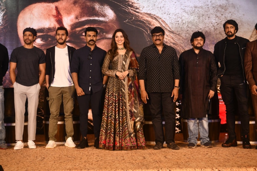 Huge shock to Chiranjeevi fans and Only 3 songs in Sye Raa Narasimha Reddy movie pk మెగాస్టార్ చిరంజీవి సినిమా అంటే ఎలా ఉండాలో.. ఎలా ఉంటుందో అభిమానుల్లో కొన్ని లెక్కలుంటాయి. దర్శకులు కూడా వాటిని బాగా దట్టించిన తర్వాత కానీ అన్నయ్య సినిమాను సిద్ధం చేయరు. sye raa,sye raa songs,sye raa 3 songs,sye raa chiranjeevi dance,chiranjeevi nayanthara,sye raa twitter,sye raa instagram,sye raa movie audio release,sye raa audio event,sye raa movie release date,sye raa pawan kalyan,sye raa chiranjeevi,telugu cinema,sye raa audio sept 18,సైరా,సైరా చిరంజీవి,సైరా పాటలు,సైరా పవన్ కల్యాణ్,చిరంజీవి పవన్ కల్యాణ్,సైరా ఆడియో రిలీజ్ డేట్