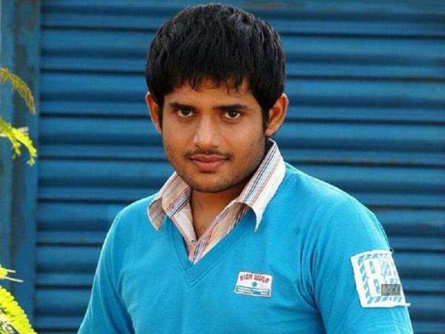  యశో సాగర్ |  ఉల్లాసంగా ఉత్సాహంగా సినిమాతో విజయం అందుకుని.. తెలుగులో ప్రామిసింగ్ హీరో అవుతాడనుకున్న యశోసాగర్ పాతికేళ్ల వయసులో యాక్సిడెంట్‌లో కన్నుమూసాడు.