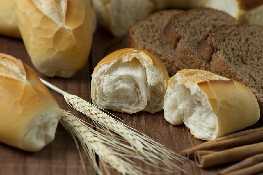  Bread : రొట్టె, బ్రెడ్ వంటివి ఫ్రిజ్‌లో పెడితే... వెంటనే పాడైపోతాయి. వాటిని గదిలోనే కాస్త చల్లగా, పొడిగా ఉన్న ప్రదేశాల్లో ఉంచొచ్చు.