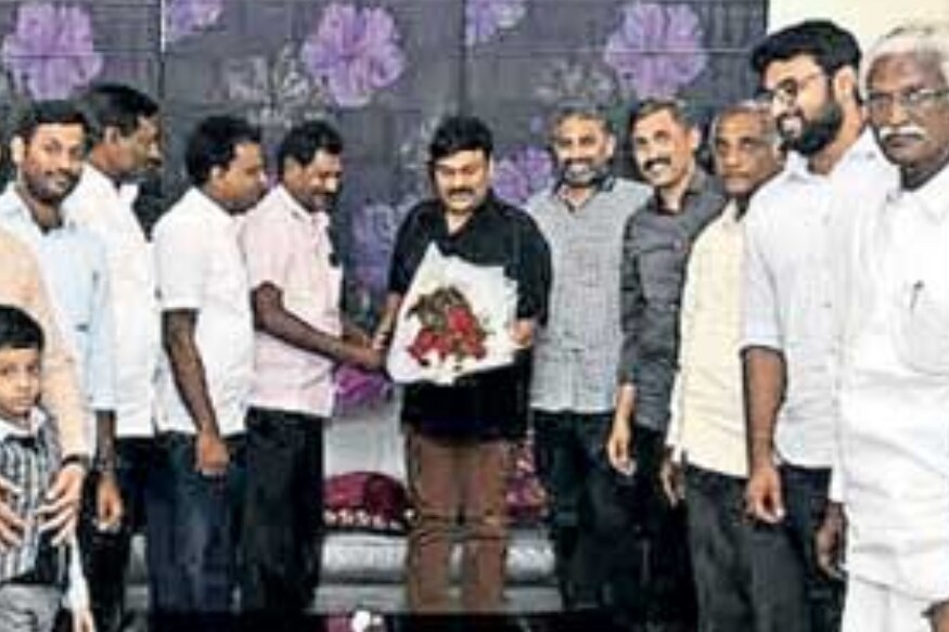 uyyalavada narasimha reddy descendants visited with chiranjeevi,Sye Raa Narasimha Reddy,uyyalavada narasimha reddy descendants visits chiranjeevi,sye raa narasimha reddy pre release event,sye raa narasimha reddy movie review,sye raa narasimha reddy,high court,telangana high court,uyyalawada narasimaha reddy, uyyalawada descendants file case over sye raa narasimha reddy,Sye Raa Narasimha Reddy twitter,Sye Raa Narasimha Reddy movie,Sye Raa Narasimha Reddy police case,Sye Raa Narasimha Reddy jubilee hills PS case,ram charan Sye Raa Narasimha Reddy,chiranjeevi Sye Raa Narasimha Reddy,Sye Raa Narasimha Reddy pre release event,Sye Raa Narasimha Reddy controversy,telugu cinema,ఉయ్యాలవాడ నరసింహా రెడ్డి,సైరా నరసింహా రెడ్డి,సైరా వివాదాలు,పోలీస్ కేస్ ఉయ్యాలవాడ కుటుంబ సభ్యులు,తెలుగు సినిమా,హైకోర్టు,హైకోర్టు మెట్లు ఎక్కిన ఉయ్యాలవాడ వారసులు,చిరంజీవి రామ్ చరణ్ ఉయ్యాలవాడ నరసింహారెడ్డి,టాలీవుడ్ న్యూస్,తెలుగు సినిమా,చిరంజీవి,చిరంజీవితో భేటి అయిన ఉయ్యాలవాడ వారసులు,చిరంజీవిని కలిసిన ఉయ్యాలవాడ వారసులు,