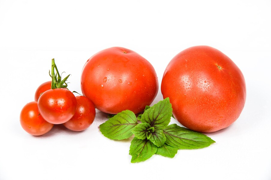  Tomatoes : చల్లటి ప్రదేశాల్లో టమాటాలు పాడైపోతాయి. మెత్తగా, నీరు పట్టినట్లు ఉబ్బిపోతాయి. ఫ్రిజ్‌లో ఉంచితే... టమాటాల ఫ్లేవర్ కూడా పోతుంది.