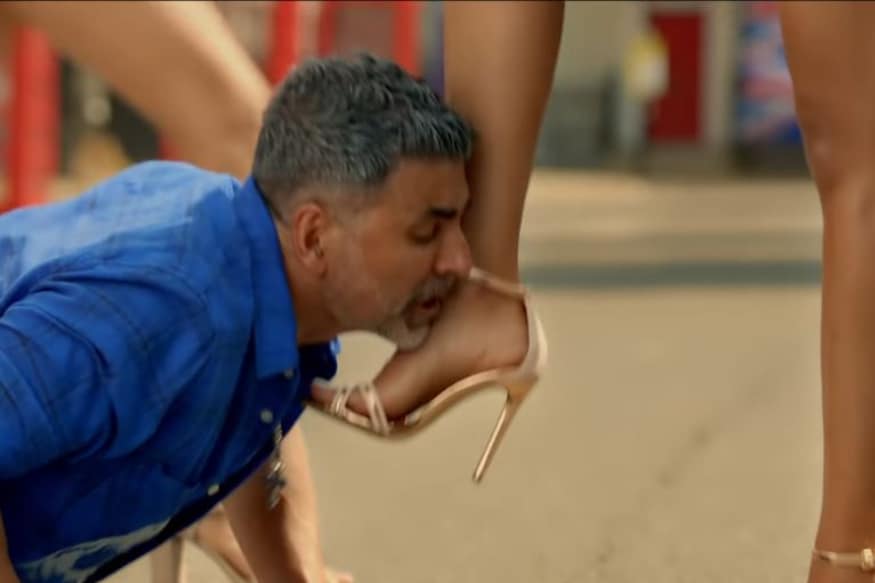 Akshay Kumar mind blowing makeover for Lakshmi Bomb movie and excelled in Saree pk బాలీవుడ్లో ఇగోలను పూర్తిగా పక్కనబెట్టి కథలకు అనుగుణంగా మారిపోయే హీరో అక్షయ్ కుమార్. ఈయనకు ఓ కథ నచ్చిందంటే చాలు.. దానికోసం ఎంతదూరం వెళ్లడానికైనా.. ఏం చేయడానికైనా సిద్ధంగానే ఉంటాడు. akshay kumar,akshay kumar twitter,akshay kumar lakshmi bomb movie,akshay kumar lakshmi bomb movie look,lakshmi bomb saree,housefull 4 ek chumma video song,akshay kumar pooja hegde,akshay kumar housefull 4,akshay kumar pooja hegde ek chumma song,housefull 4 movie twitter,pooja hegde hot,telugu cinema,bollywood,పూజా హెగ్డే కాళ్లు పట్టుకున్న అక్షయ్ కుమార్,అక్షయ్ కుమార్,పూజా హెగ్డే,హౌజ్ పుల్ 4,బాలీవుడ్