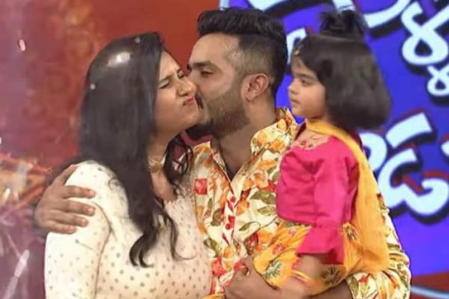 Anchor Ravi shared sensational facts behind his marriage and opened about his wife Nitya Saxena pk యాంకర్ రవి గురించి ఎప్పటికప్పుడు సోషల్ మీడియాలో కూడా వార్తలు వస్తూనే ఉంటాయి. ఈయన ఎప్పుడూ రూమర్స్కు చాలా దగ్గరగా ఉంటాడు. అలాంటి రవి ఇప్పుడు కొన్ని సంచలన విషయాలు బయటపెట్టాడు. anchor ravi,anchor ravi wife,anchor ravi family,anchor ravi movie,anchor ravi srimukhi,anchor ravi lasya,anchor ravi srimukhi affair,anchor ravi lasya love,anchor ravi friend lover nitya saxena,anchor ravi srimukhi hot,avunu valliddaru godava paddaru show,anchor ravi wife daughter,telugu cinema,యాంకర్ రవి,యాంకర్ రవి భార్య,యాంకర్ రవి ఫ్యామిలీ,యాంకర్ రవి తెలుగు సినిమా,యాంకర్ రవి సినిమాలు