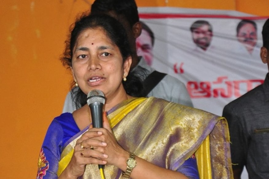 mla gongidi cries in assembly, trs mla gongidi sunitha, assembly whip, trs, aler mla, kidney dialysis patients, Telangana news, అసెంబ్లీలో కన్నీళ్లు పెట్టుకున్న ఎమ్మెల్యే గొంగిడి సునీత, ఆలేరు ఎమ్మెల్యే గొంగిడి సునీల్, టీఆర్ఎస్