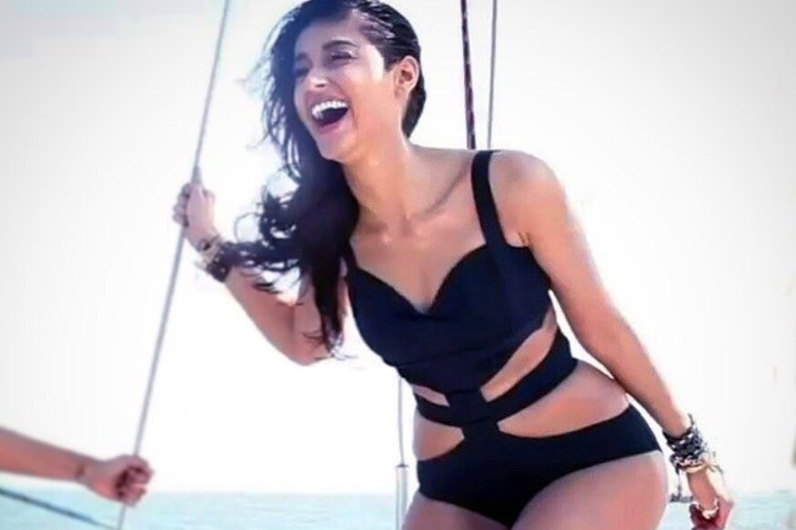 Goa beauty Ileana raised heat with super hot in white bikini and new bold pic goes viral in social media pk జఘన సుందరి.. నడుము మంజరి.. గోవాబ్యూటీ.. ఫిజిక్ అంటే ఇలియానాలా ఉండాలిరా.. అంటూ ఇలా చాలా పేర్లతో ఇల్లీబేబీని అభిమానులు పిలిచేవాళ్లు. అసలు తెలుగులో ఇలియానా అంత త్వరగా స్టార్ హీరోయిన్ అయిందంటే కారణమే ఫిజిక్. Ileana D'cruz,Ileana D'cruz bikini photos,Ileana D'cruz twitter,Ileana D'cruz hot photos,Ileana D'cruz mekeover,Ileana D'cruz hot photos,Ileana D'cruz latest photos,ileana d'cruz instagram,ileana physic,ileana d'cruz navel,ileana makeover,ileana amar akbar anthony,ileana ravi teja,ileana amar akbar anthony,telugu cinema,ఇలియానా మేకోవర్,ఇలియానా బరువు,అమర్ అక్బర్ ఆంటోనీ,ఇలియానా రవితేజ,ఇలియానా గ్లామర్,బరువు పెరిగిన ఇలియానా,తెలుగు సినిమా