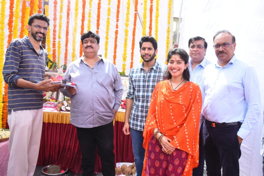 Sai Pallavi Naga Chaitanya new movie under Sekhar Kammula direction is started in Style pk ఫిదా లాంటి సంచలన విజయం తర్వాత ఇప్పటి వరకు మళ్లీ శేఖర్ కమ్ముల ఇంకో సినిమా చేయలేదు. మధ్యలో కొత్త వాళ్లతో ఓ సినిమా ప్లాన్ చేసినా కూడా ఎందుకో కానీ వర్కవుట్ కాలేదు. Sai Pallavi Naga Chaitanya,Sai Pallavi Naga Chaitanya movie,Sai Pallavi Naga Chaitanya sekhar kammula,Sai Pallavi twitter,Naga Chaitanya twitter,Sai Pallavi fidaa,Naga Chaitanya majili,Sai Pallavi Naga Chaitanya musical love story,telugu cinema,Sai Pallavi Naga Chaitanya asian films,సాయి పల్లవి,నాగచైతన్య,సాయి పల్లవి నాగచైతన్య,శేఖర్ కమ్ముల ఫిదా సాయి పల్లవి,తెలంగాణ అబ్బాయిగా నాగచైతన్య,తెలుగు సినిమా