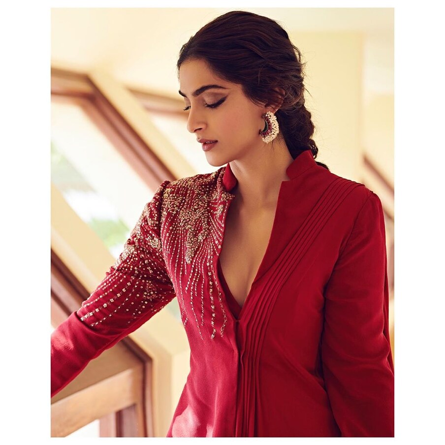  హాట్ లుక్స్‌తో అదరగొడుతోన్న సోనమ్ కపూర్ Photo: Instagram.com/sonamkapoor