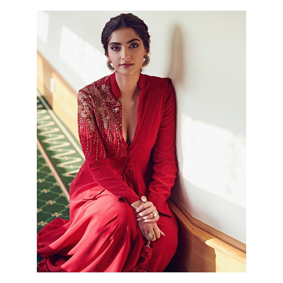 హాట్ లుక్స్‌తో అదరగొడుతోన్న సోనమ్ కపూర్ Photo: Instagram.com/sonamkapoor