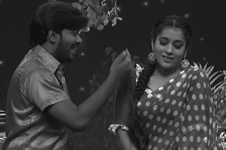 Jabardasth couple Rashmi Gautam Sudigali Sudheer superb dance performance in Dhee Jodi Final is going viral pk బుల్లితెరపై కొన్ని జోడీలకు స్పెషల్ క్రేజ్ ఉంటుంది. అందులో రష్మీ గౌతమ్, సుడిగాలి సుధీర్ ముందుంటారు. ఆన్ స్క్రీన్ వాళ్లు చేసే రొమాన్స్ పిచ్చెక్కిస్తుందంతే. అందుకే వాళ్లతోనే మళ్లీ మళ్లీ ప్రోగ్రామ్స్ కూడా ప్లాన్ చేస్తున్నారు దర్శక నిర్మాతలు. Rashmi Gautam Sudigali Sudheer,Rashmi Gautam twitter,Sudigali Sudheer twitter,Rashmi Gautam hot photos,Sudigali Sudheer comedy skits,jabardasth skits,jabardasth comedy show,dhee jodi final,dhee jodi,Rashmi Gautam Sudigali Sudheer dhee jodi final,jabardasth show,jabardasth couple Rashmi Gautam Sudigali Sudheer,extra jabardasth comedy show,jabardasth latest promo,telugu cinema,సుడిగాలి సుధీర్,రష్మీ గౌతమ్,సుడిగాలి సుధీర్ రష్మీ గౌతమ్,తెలుగు సినిమా,జబర్దస్త్ కామెడీ షో,ఢీ షో,ఢీ ఫైనల్ సుడిగాలి సుధీర్ రష్మీ గౌతమ్