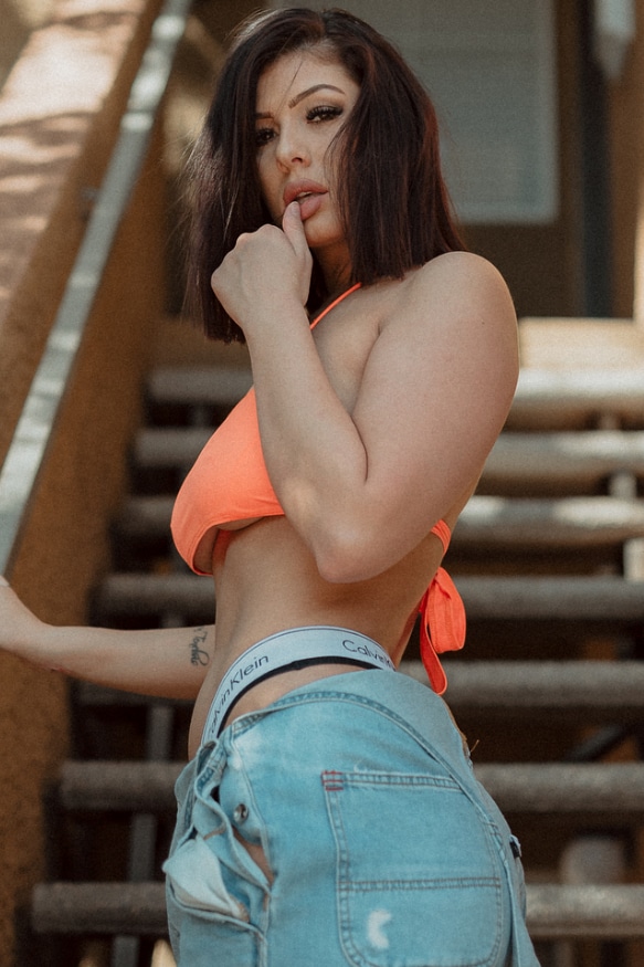 అమెరికా భామ జోరీనా సెక్సీ అందాలు చూస్తే నిద్రపట్టదేమో... News18 తెలుగు