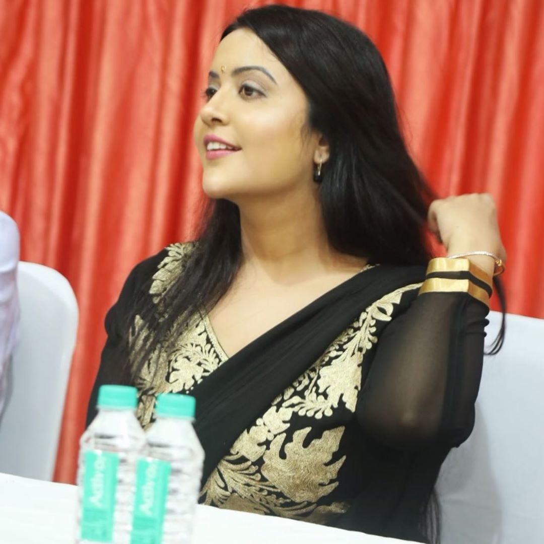 అమృతా ఫడ్నవీస్ ఫొటోస్ (credit - insta - amruta.fadnavis)