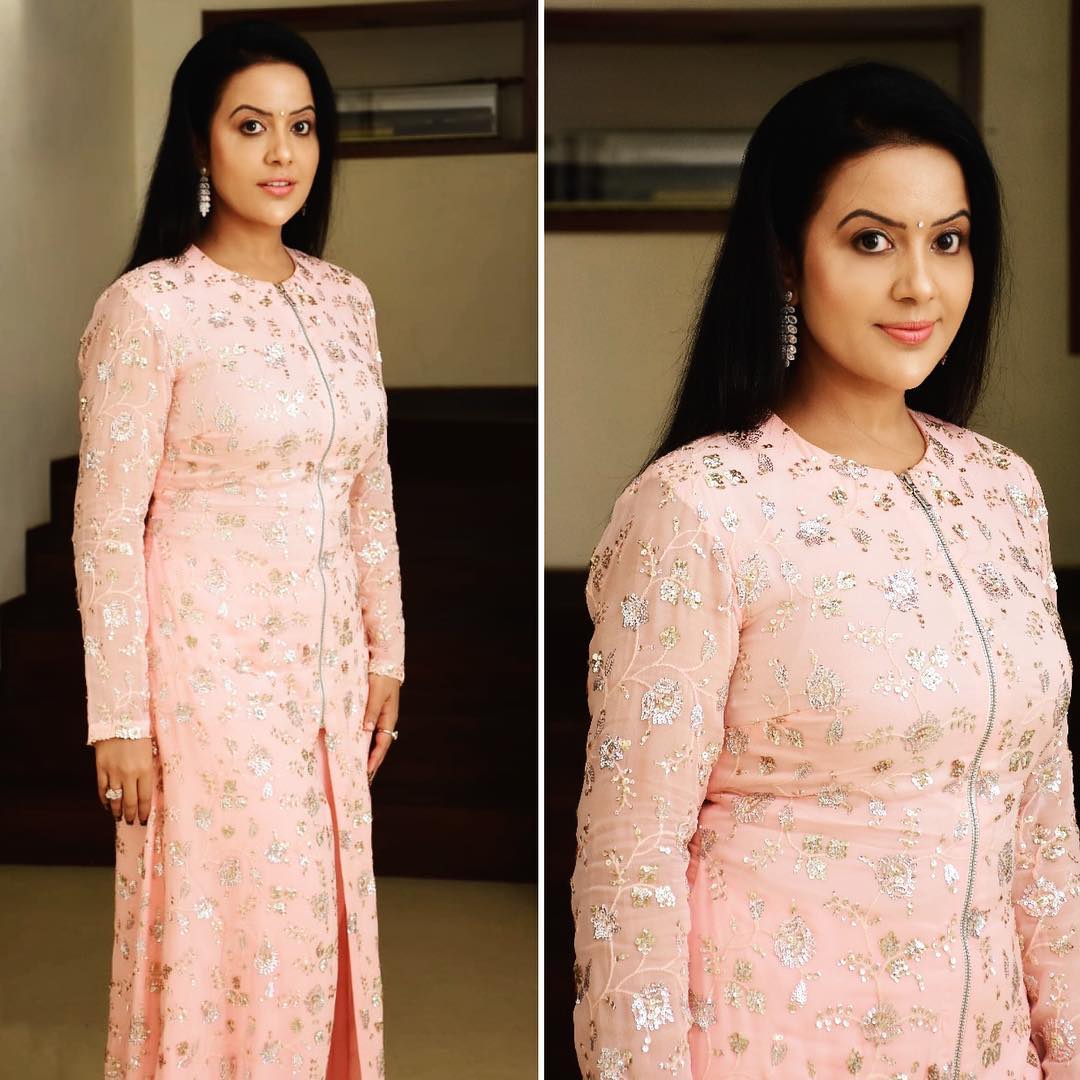 అమృతా ఫడ్నవీస్ ఫొటోస్ (credit - insta - amruta.fadnavis)