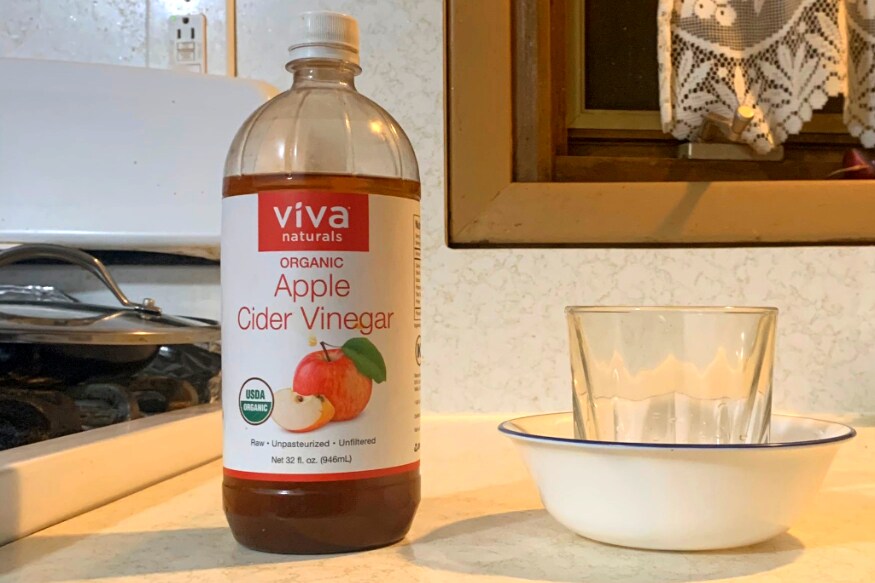  యాపిల్ సైడెర్ వెనిగర్ (Apple Cider Vinegar) : జుట్టుకు అత్యద్భుతమైన ఔషధంగా యాపిల్ సైడెర్ వెనిగర్‌ను చెప్పుకోవచ్చు. ఎందుకంటే జుట్టును మెరిసేలా చెయ్యగలిగే శక్తి దానికి ఉంది. ముఖ్యంగా చుండ్రును దాన్ని పోగేసే సూక్ష్మక్రిములనూ వెంటపడి మరీ తరిమికొట్టే శక్తి ఈ వెనిగర్‌కి ఉంది. అందువల్ల దీన్ని కొద్దిగా జుట్టుకు అప్లై చేసుకొని... ఓ పావు గంట తర్వాత తల స్నానం చేస్తే... జుట్టు మీకు థాంక్స్ చెబుతుంది.