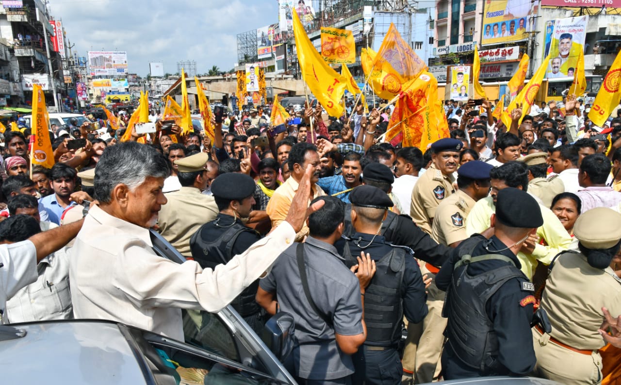 అనంతపురం జిల్లా ఒకప్పుడు టీడీపీకి కంచుకోట. అలాంటి కంచుకోటలో కూడా గత అసెంబ్లీ ఎన్నికల్లో ఫ్యాన్ గాలి బలంగా వీచింది. అనంతపురం జిల్లా ఒకప్పుడు టీడీపీకి కంచుకోట. అలాంటి కంచుకోటలో కూడా గత అసెంబ్లీ ఎన్నికల్లో ఫ్యాన్ గాలి బలంగా వీచింది.