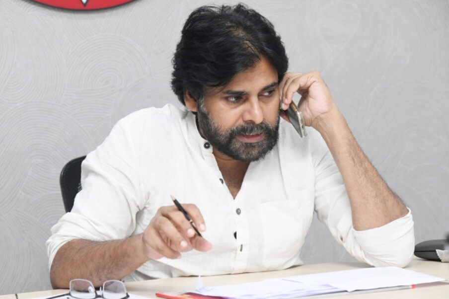  జనసేన అధినేత పవన్ కళ్యాణ్ పూర్తిగా ఏపీ రాజకీయాలకే పరిమితమవుతున్నారు. తెలంగాణలో జనసేన పార్టీ ఉన్నా... ఆయన మాత్రం ఇక్కడ పర్యటించిన దాఖలాలు చాలా తక్కువనే చెప్పాలి.(ఫైల్ ఫోటో)