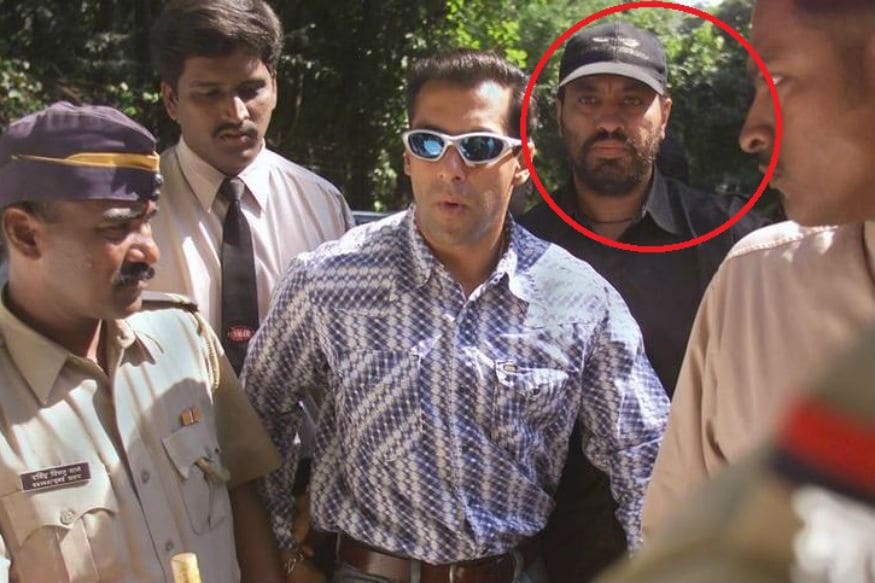Do you know the salary of Salman Khan bodyguard Shera and will definitely shocking you pk బాడీగార్డ్ అంటే రక్షకుడు అని అర్థం.. అంటే యజమాని ప్రాణానికి ముప్పు వస్తే ముందు తన ప్రాణం అడ్డేసే ఓ ఆయుధం అన్నమాట. మరి అలాంటి వాడికి ఎంత జీతం ఇచ్చినా తక్కువే కదా. salman khan,salman khan bodyguard,salman khan bodyguard shera,salman khan bodyguard shera salary,salman khan bodyguard salary,salman khan bodyguard shera fight,salman khan bodyguard shera son,salman khan movies,salman khan shera,shera salman khan bodyguard,shahrukh khan bodyguard,salman khan songs,shahrukh khan bodyguard salary,salman khan bodyguard arrested,telugu cinema,hindi cinema,సల్మాన్ ఖాన్,సల్మాన్ ఖాన్ బాడీగార్డ్ షెరా,సల్మాన్ ఖాన్ షెరా సాలరీ 15 లక్షలు,హిందీ సినిమా
