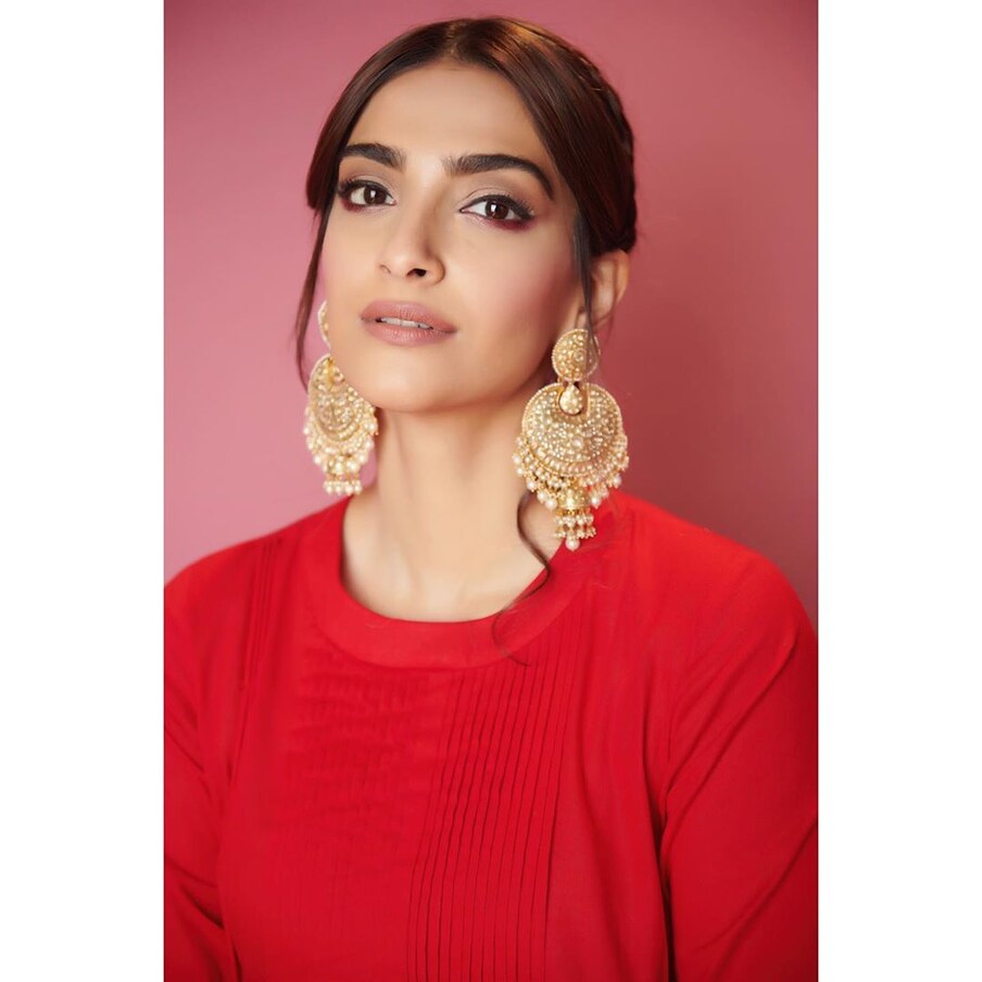  హాట్ లుక్స్‌తో అదరగొడుతోన్న సోనమ్ కపూర్ Photo: Instagram.com/sonamkapoor