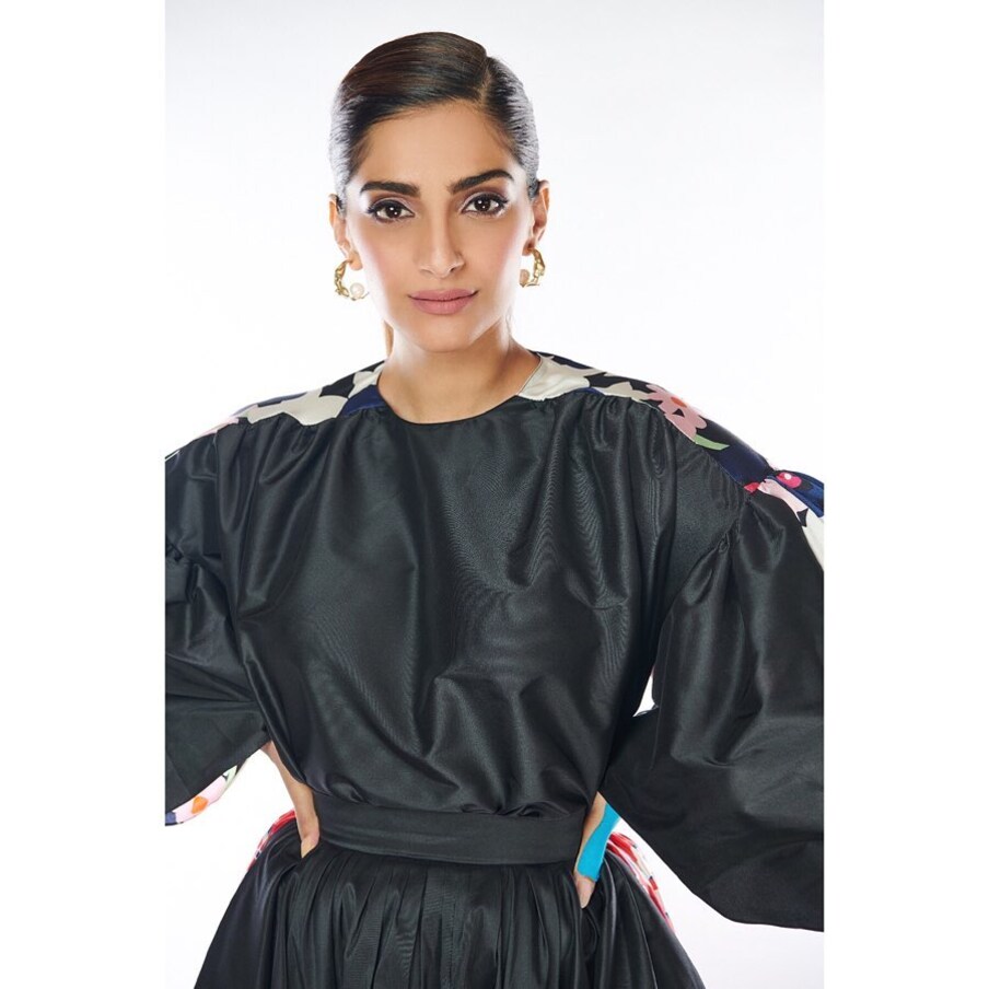  హాట్ లుక్స్‌తో అదరగొడుతోన్న సోనమ్ కపూర్ Photo: Instagram.com/sonamkapoor