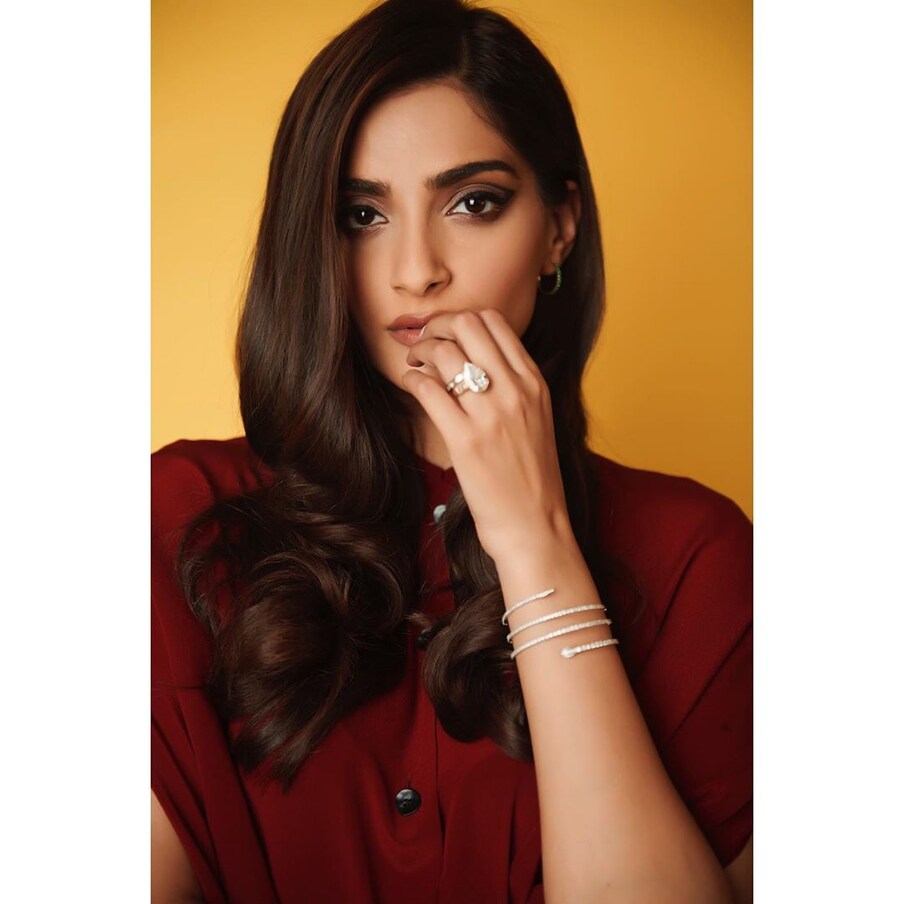  హాట్ లుక్స్‌తో అదరగొడుతోన్న సోనమ్ కపూర్ Photo: Instagram.com/sonamkapoor