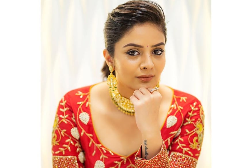 Anchor Srimukhi career in huge confusion after Bigg Boss 3 and re entry with Star Maa show pk కెరీర్ ఎప్పుడు ఎలాంటి టర్న్ తీసుకుంటుందో ఊహించడం చాలా కష్టం. ఇప్పుడు శ్రీముఖి విషయంలో కూడా ఇదే జరుగుతుందని వినిపిస్తుంది. అప్పటి వరకు బిజీ యాంకర్గా ఉన్న ఈమె.. ఒక్కసారిగా బిగ్ బాస్ 3 షో.. anchor srimukhi,anchor srimukhi twitter,anchor srimukhi instagram,anchor srimukhi facebook,anchor srimukhi new show,anchor srimukhi star maa,anchor srimukhi music reloaded,anchor srimukhi movies,anchor srimukhi reality show,anchor srimukhi bigg boss 3,anchor srimukhi bigg boss 3 telugu,anchor srimukhi star maa promo,anchor srimukhi singing music reloaded,anchor srimukhi hot photos,anchor srimukhi photoshoot,telugu cinema,శ్రీముఖి,శ్రీముఖి కెరీర్,శ్రీముఖి బిగ్ బాస్ 3,శ్రీముఖి స్టార్ మా మ్యూజిక్ రీలోడెడ్,శ్రీముఖి న్యూ షో ప్రోమో,తెలుగు సినిమా