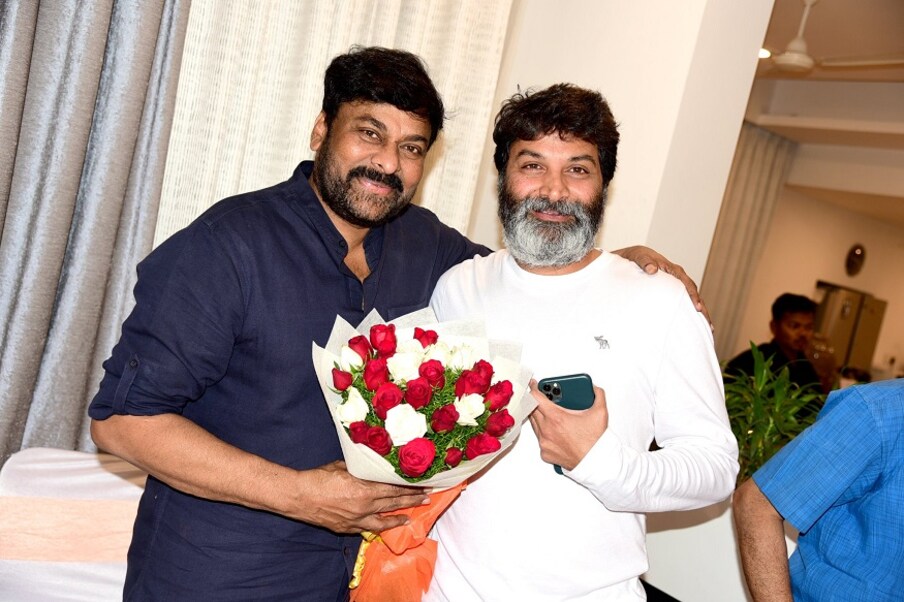  త్రివిక్రమ్: చాలా రోజుల కిందే ఈ కాంబినేషన్ అనౌన్స్ అయింది. ‘వినయ విధేయ రామ’ ఆడియో వేడుకలోనే త్రివిక్రమ్ సినిమా ప్రకటించాడు. కానీ త్రివిక్రమ్ మాత్రం మహేష్ బాబు, వెంకటేష్,ఎన్టీఆర్ సినిమాల తర్వాత చిరంజీవి, త్రివిక్రమ్ సినిమా పట్టాలెక్కే అవకాశం ఉంది. అప్పట్లో ప్రముఖ నిర్మాత సుబ్బిరామిరెడ్డి.. చిరు, పవన్‌లతో త్రివిక్రమ్ దర్శకత్వంలో సినిమాను అనౌన్స్ చేసారు. కానీ ఆ తర్వాత ఈ సినిమాపై ఎలాంటి అప్‌డేట్ లేదు.  (Twitter/Photo)