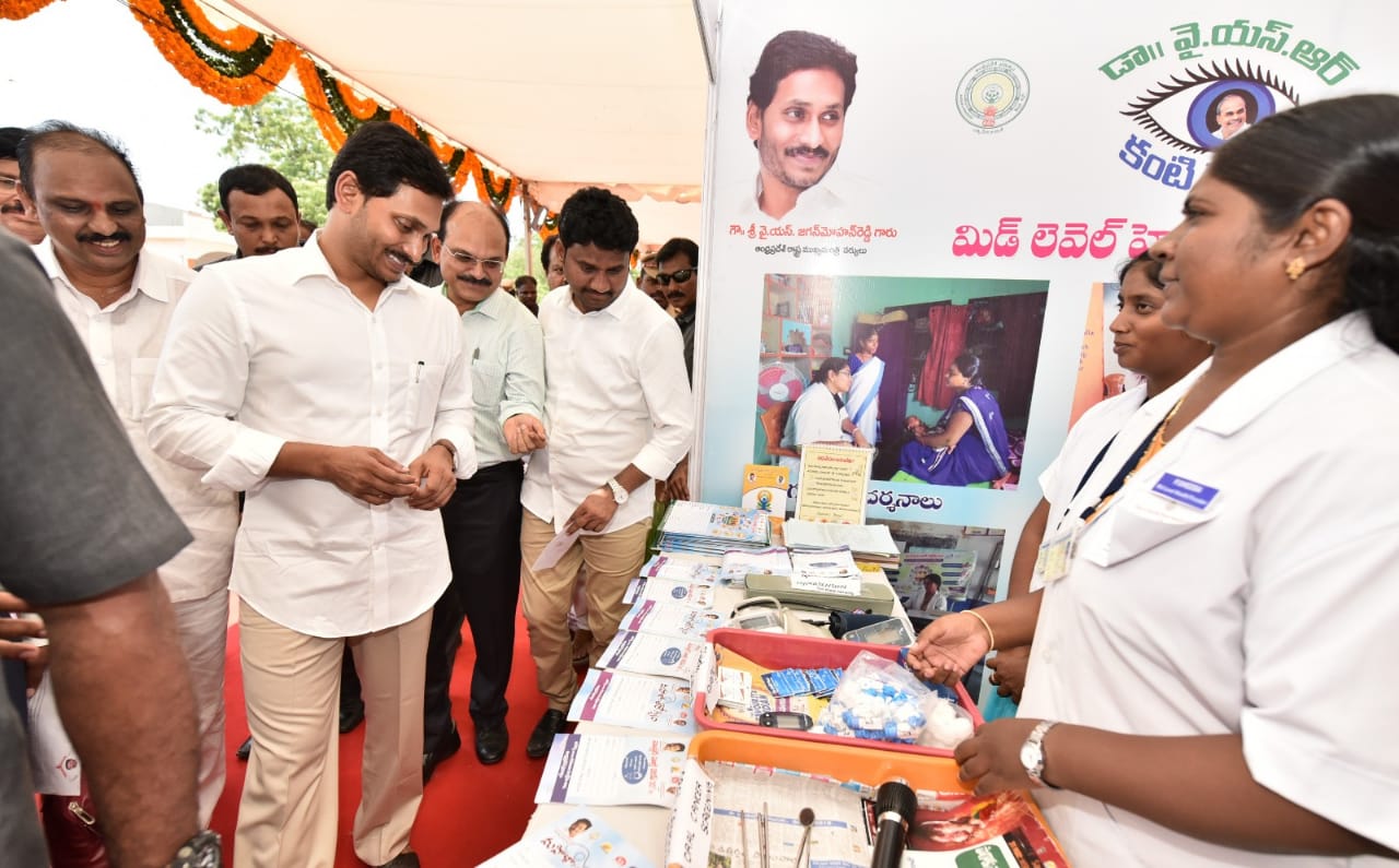 వైఎస్ విజయమ్మ పుట్టిల్లు అనంతపురం జిల్లానే కాబట్టి, తాను ఈ జిల్లాకు మనవడినంటూ వారి మనసు గెలుచుకునే ప్రయత్నం చేశారు. వైఎస్ విజయమ్మ పుట్టిల్లు అనంతపురం జిల్లానే కాబట్టి, తాను ఈ జిల్లాకు మనవడినంటూ వారి మనసు గెలుచుకునే ప్రయత్నం చేశారు.