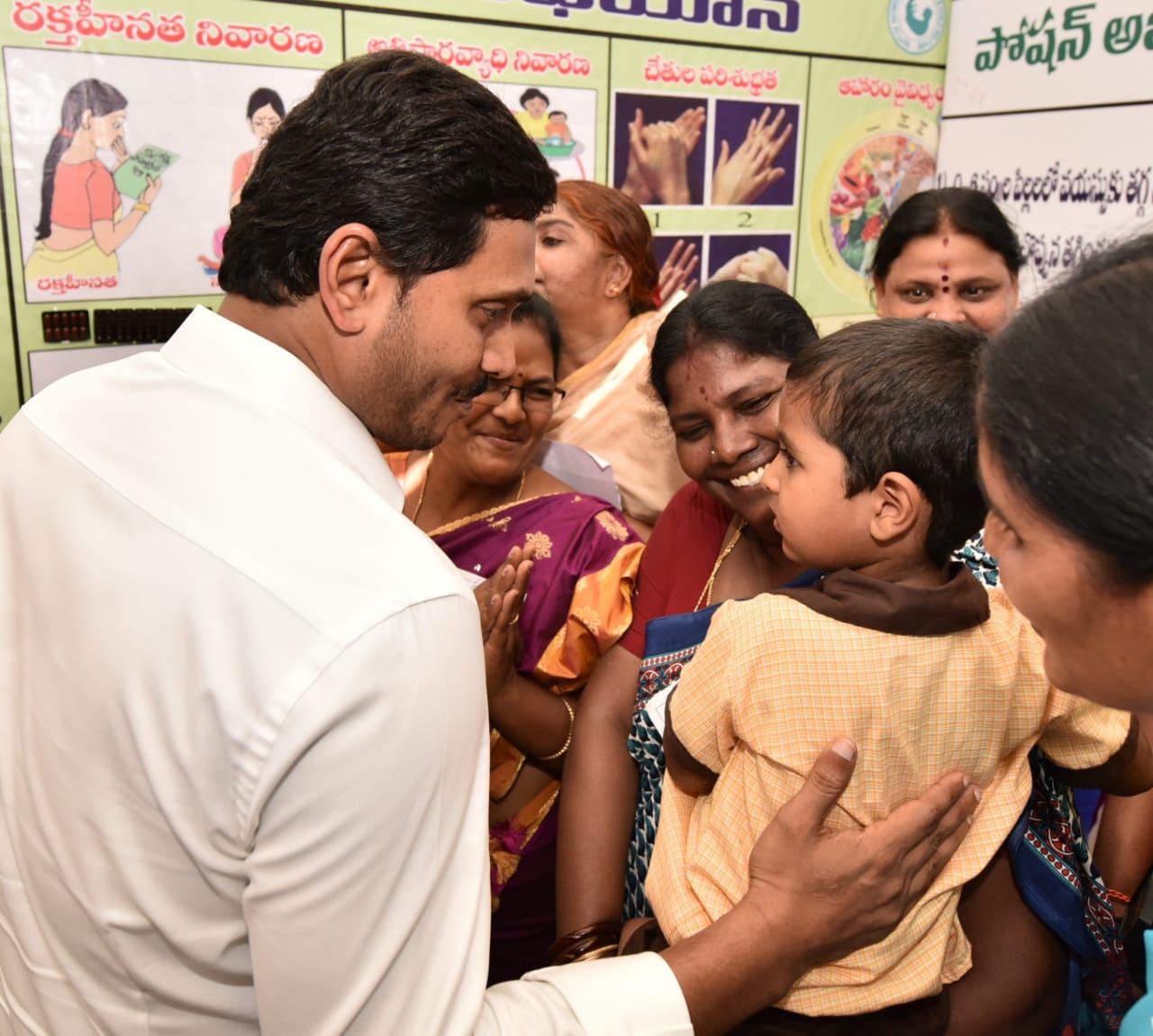ఈ సందర్భంగా సీఎం జగన్ అనంతపురం వాసులతో కేవలం రాజకీయంగా కాకుండా, ఎమోషనల్గా కనెక్ట్ అయ్యే ప్రయత్నం చేశారు. ఈ సందర్భంగా సీఎం జగన్ అనంతపురం వాసులతో కేవలం రాజకీయంగా కాకుండా, ఎమోషనల్గా కనెక్ట్ అయ్యే ప్రయత్నం చేశారు.