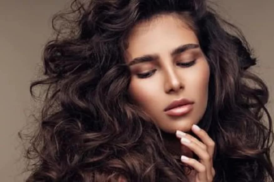  Health Tips for Hair Growth : ఈ భూమిపై మనిషి పుట్టినప్పటి నుంచీ ఉన్న సమస్యల్లో ఒకటి చుండ్రు. తలలో జుట్టు నుంచీ పొడి లాంటిది రాలుతూ ఉంటుంది. అది అప్పుడప్పుడూ దురద కూడా తెప్పిస్తుంది. దాన్ని లైట్ తీసుకుంటే డేంజరే. జుట్టు ఊడిపోవడానికి అది దారితీస్తుంది. ఇంతకీ ఆ చుండ్రు (Scalp) ఎందుకొస్తుందంటే... తలలో పేలు (Lice) ఉండటం వల్లే. ఒక్క పేను ఉన్నా చాలు... అది జుట్టును సర్వనాశనం చేస్తుంది. ఎప్పుడో రాలిపోయే జుట్టును... ఇప్పుడే రాలిపోయేలా చేస్తుంది. బట్టతల, ఇతర సమస్యలకు దారితీస్తుంది. అంతే కాదు... మన జుట్టు లోంచీ ఇతరుల జుట్టులోకి కూడా పేలు ఈజీగా వెళ్లగలవు. వాటికి చెక్ పెట్టేందుకు మనం ఆయుర్వేదాన్ని ఫాలో అవ్వొచ్చు. ఎలాగో తెలుసుకుందాం.